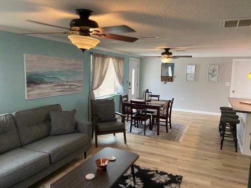 Gorgeous Seaside Seashell Cottage!