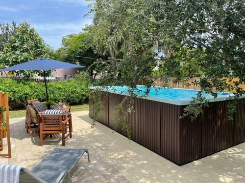 Luxe Jupiter Heated Pool Home-beaches, Roger Dean