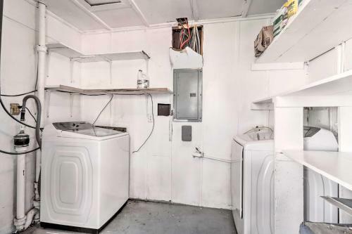 Jacksonville Beach Getaway With Private Yard!