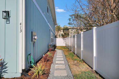 Beautiful Townhome - Just 4 Blocks From The Ocean!!