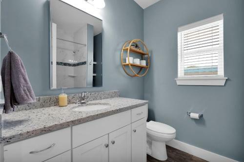 Beautiful Townhome - Just 4 Blocks From The Ocean!!