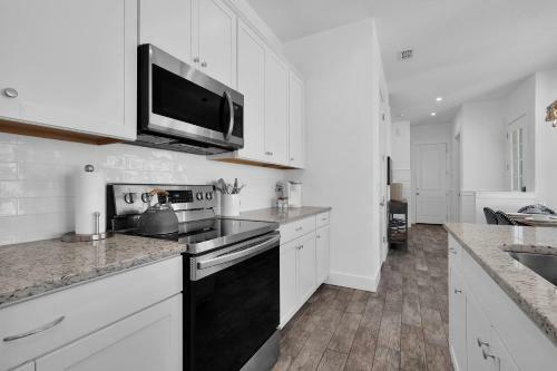 Beautiful Townhome - Just 4 Blocks From The Ocean!!