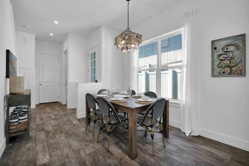 Beautiful Townhome - Just 4 Blocks From The Ocean!!