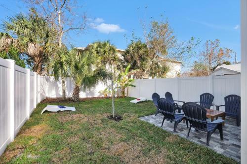 Beautiful Townhome - Just 4 Blocks From The Ocean!!