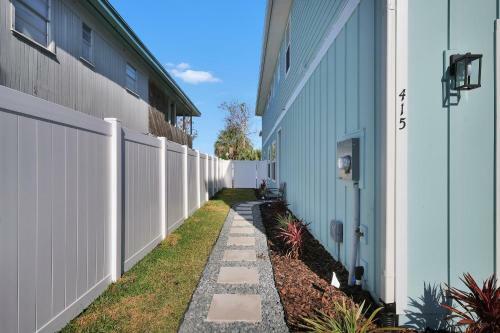 Beautiful Townhome - Just 4 Blocks From The Ocean!!