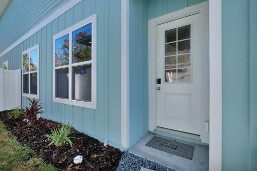 Beautiful Townhome - Just 4 Blocks From The Ocean!!
