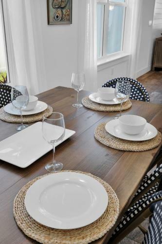 Beautiful Townhome - Just 4 Blocks From The Ocean!!