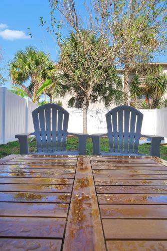 Beautiful Townhome - Just 4 Blocks From The Ocean!!