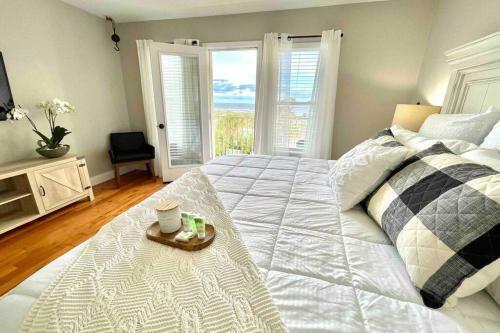 Luxurious Ocean View Getaway!! Entire Home!