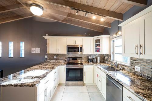 Newly Renovated 3br2ba Duplex With Private Dock