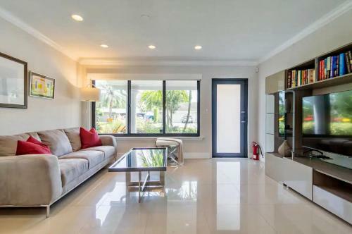 Private, Quiet Pool House Perfect For Relaxing