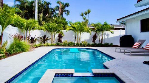 Private, Quiet Pool House Perfect For Relaxing
