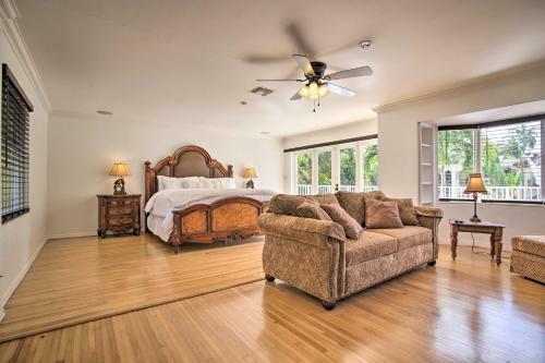 Sunny Waterfront Escape In Upscale Neighborhood!