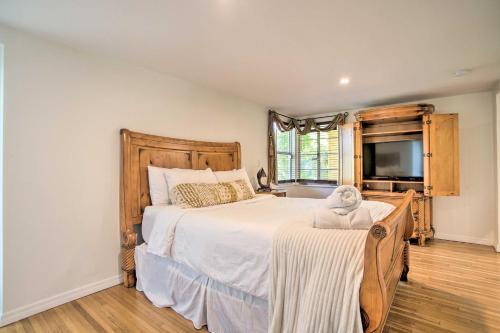 Sunny Waterfront Escape In Upscale Neighborhood!