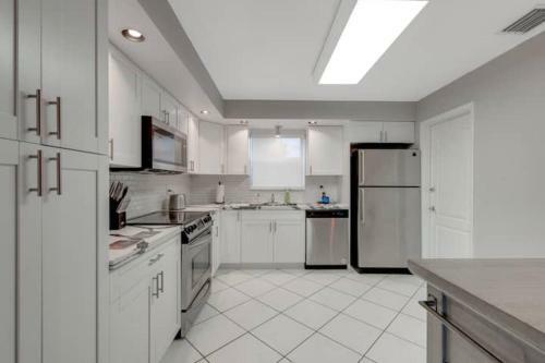 Hostal Features King Bed Smart Tv Coffee Station