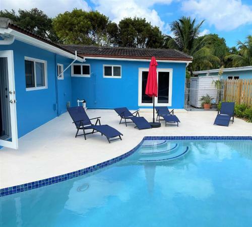 Hidden Gem! Private Heated Pool, Free Parking, Private Garden And Bbq