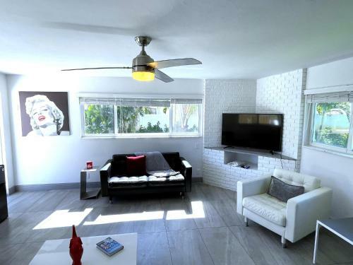 Hidden Gem! Private Heated Pool, Free Parking, Private Garden And Bbq