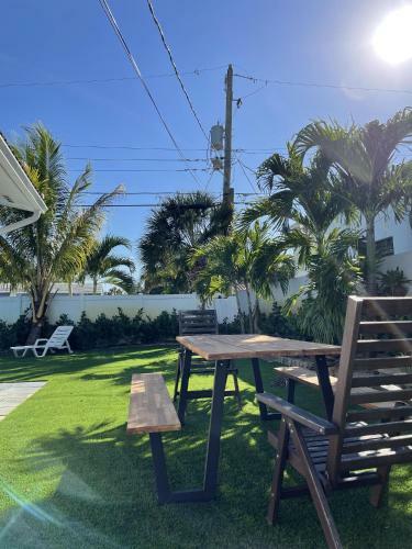 Hidden Gem! Private Heated Pool, Free Parking, Private Garden And Bbq