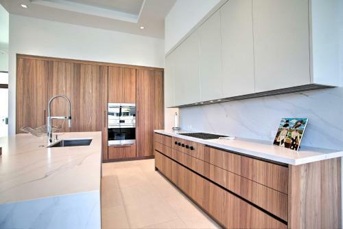Sleek And Chic Waterfront Home With Private Pool!