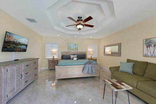 Hostal House With Pool King Beds Close To Beach