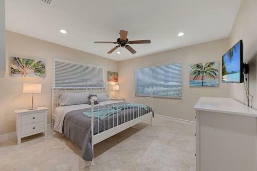 Hostal House With Pool King Beds Close To Beach
