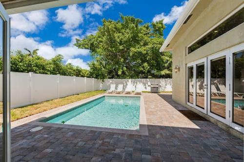 Hostal House With Pool King Beds Close To Beach