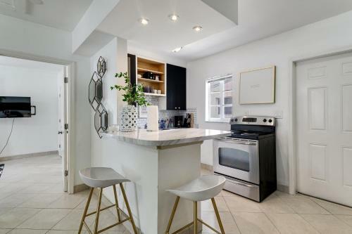 Apartamento Bright: Central 1br - Kingbed - Smart-tvs - Parking