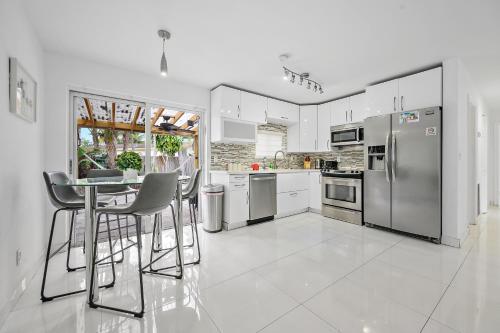 Villa **modern 3bedroom W/ Stunning Backyard Area**
