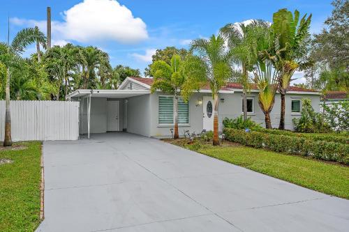 Villa **modern 3bedroom W/ Stunning Backyard Area**