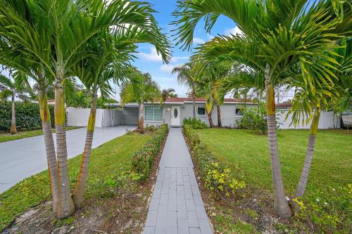 Villa **modern 3bedroom W/ Stunning Backyard Area**