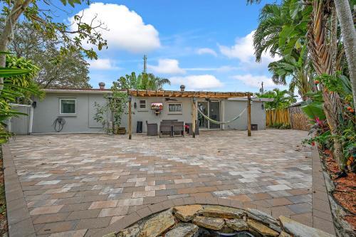 Villa **modern 3bedroom W/ Stunning Backyard Area**