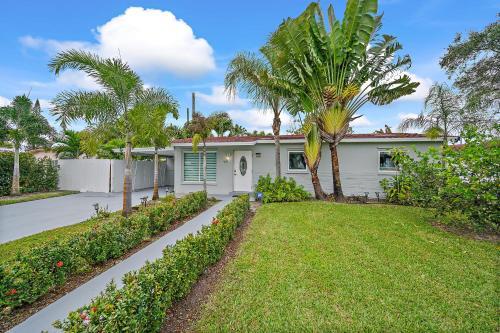 Villa **modern 3bedroom W/ Stunning Backyard Area**