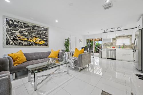Villa **modern 3bedroom W/ Stunning Backyard Area**