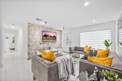 Villa **modern 3bedroom W/ Stunning Backyard Area**