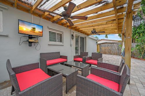 Villa **modern 3bedroom W/ Stunning Backyard Area**