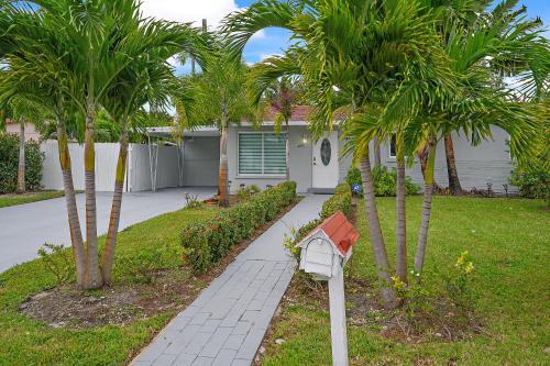 Villa **modern 3bedroom W/ Stunning Backyard Area**