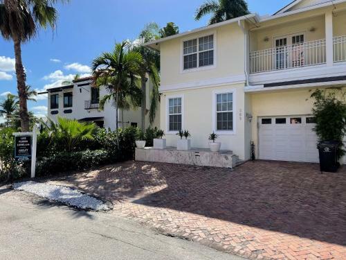 Las Olas 5 Bedroom Luxury Villa With River, Dock & Pool
