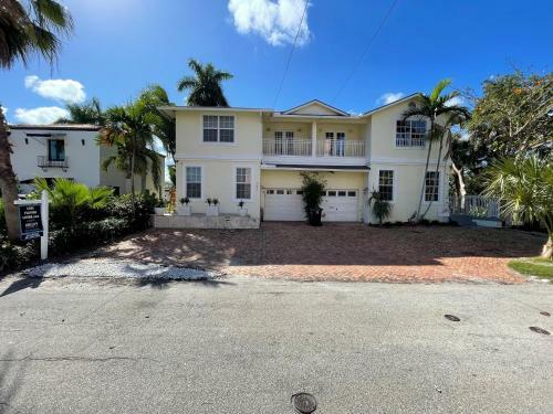 Las Olas 5 Bedroom Luxury Villa With River, Dock & Pool