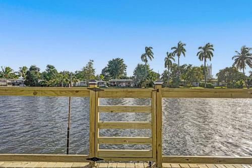 Waterfront Dining Only 5 Min From Hard Rock, Pergola