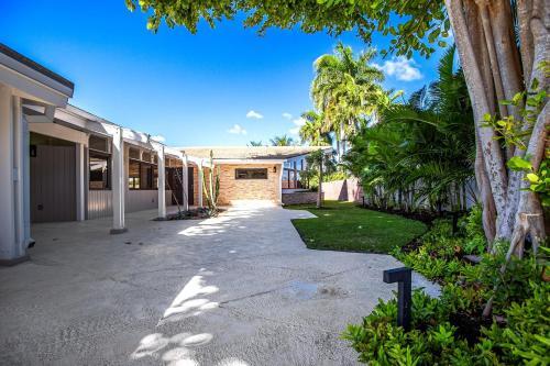 Modern Waterfront Paradise 5 Bedroom 6 Bathroom Oasis