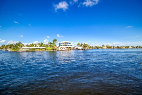 Modern Waterfront Paradise 5 Bedroom 6 Bathroom Oasis