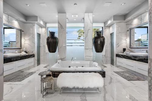 Modern Luxury Oasis 5 Bedrooms 8 Baths Walking Distance To Las Olas Beach