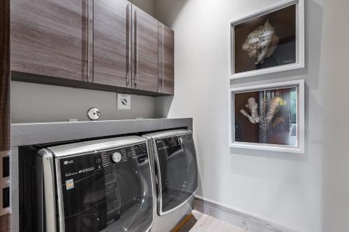Modern Luxury Oasis 5 Bedrooms 8 Baths Walking Distance To Las Olas Beach