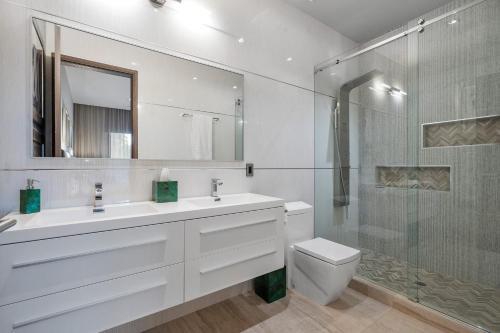 Modern Luxury Oasis 5 Bedrooms 8 Baths Walking Distance To Las Olas Beach