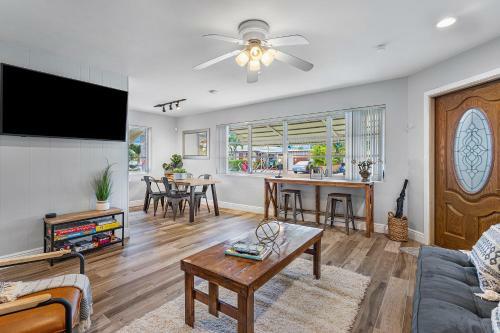 Ranch Style W/lush Courtyard & Grill, Full Kitchen- 5 Min To Beach