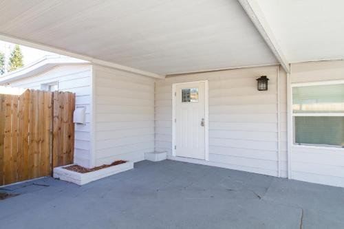 5 O'clock Somewhere - Short Term Rental Home