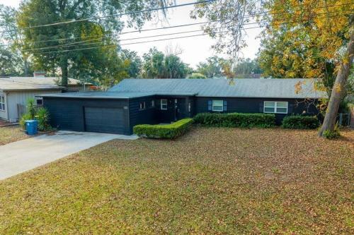 Remodeled Waterfront Oasis