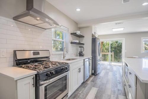 Remodeled Waterfront Oasis