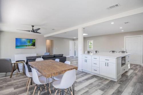 Remodeled Waterfront Oasis