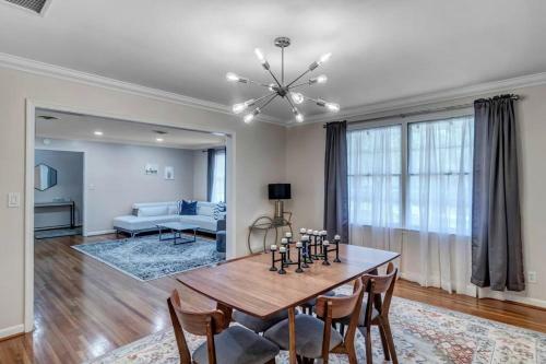 Huge Ranch Style House With An Mcm Flare!
